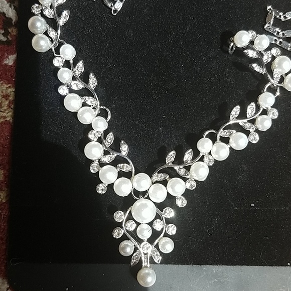 🚫SOLD🚫Necklace & Earring Set w/ Faux Pearls - Picture 6 of 7